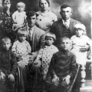 Helena i Stanisław Nowiccy z dziećmi + Stanisława /córka Marii/ i Wacław Żuchowicki Husaki 1934r.