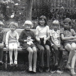 od lewej Basia, Paweł, Krysia, Beata, Wanda, Robert Nowiccy na ławeczce przy ulicy Dworcowej w Dusznikach Zdroju lipiec 1977 rok