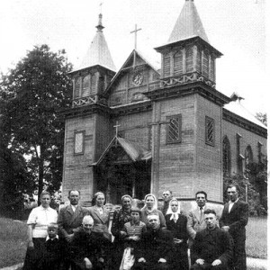 Parafianie przed Kościołem w Połoneczce lata 40-ste