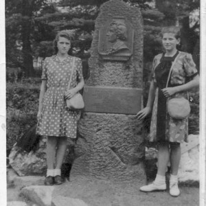Siostry Maria i Eleonora pod pomnikiem Chopina Duszniki Zdrój 1948 rok